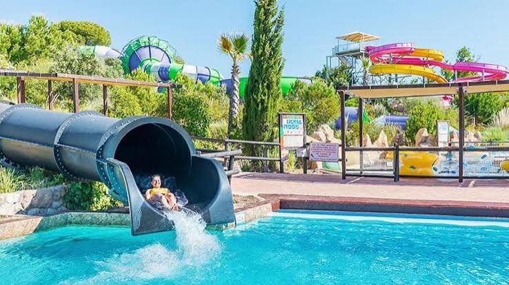 Parques acuáticos en España: opciones para organizar una jornada de agua